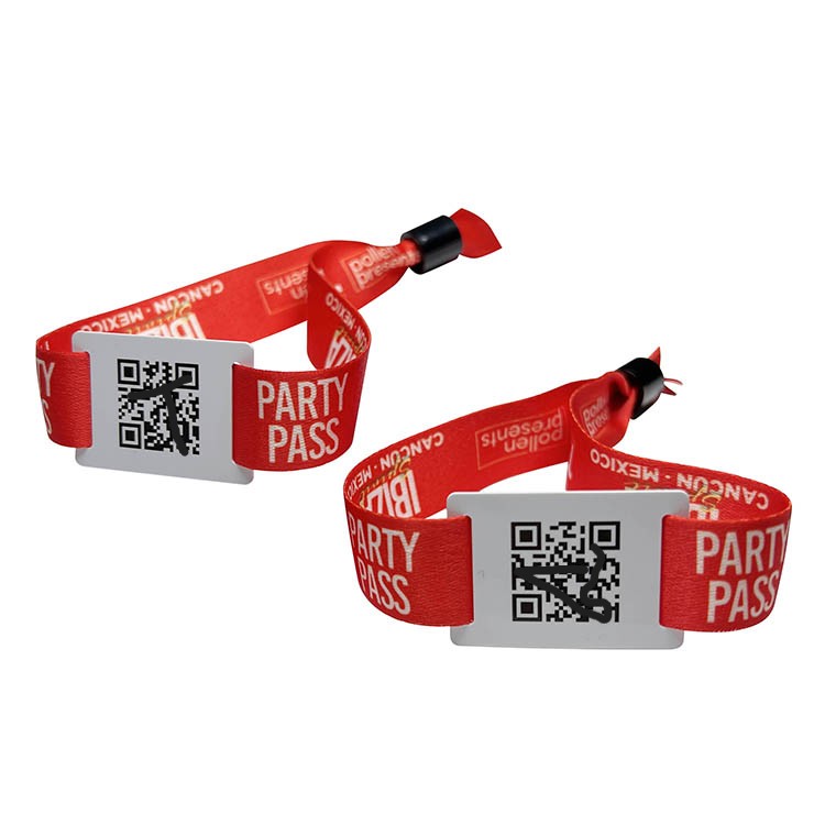 Pulsera de tela con etiqueta y código QR